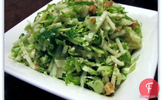 Bruxelas Sprout Slaw Com Maçãs E Nozes