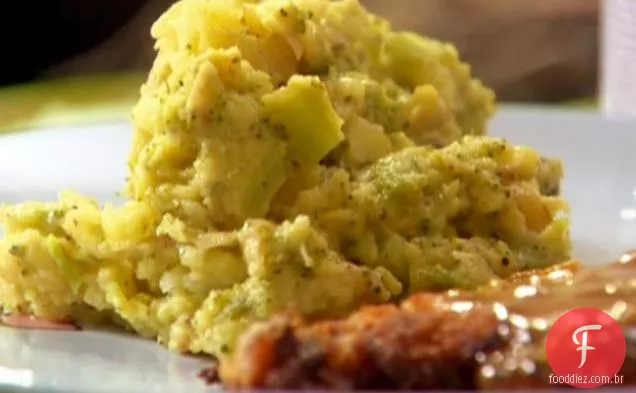 Brócolis e queijo esmagados batatas