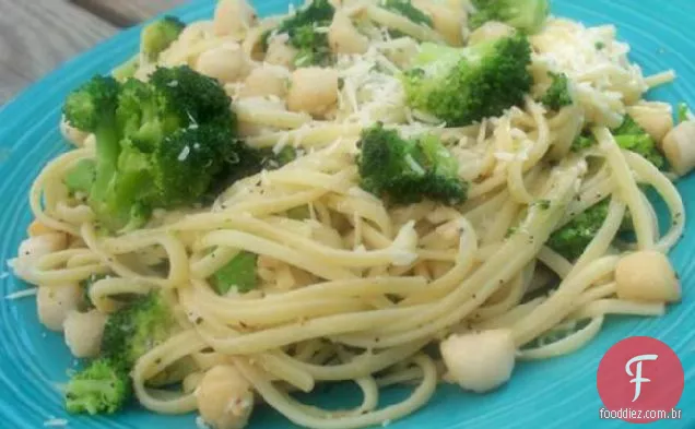 Linguine com brócolis e vieiras da Baía