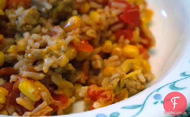 Refeição de arroz e tomate em uma panela