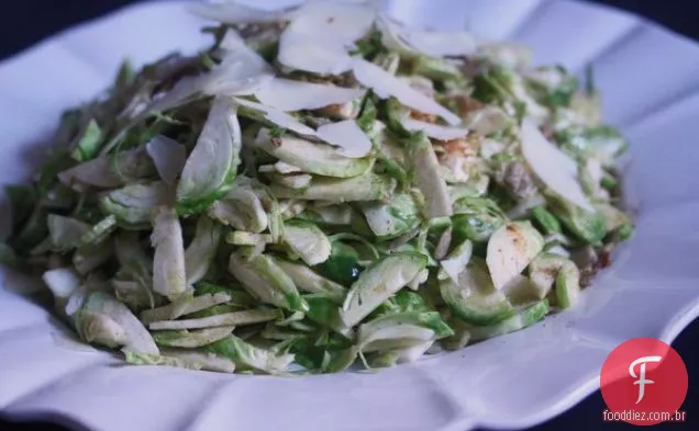 Salada De Broto De Bruxelas Raspada Com Amêndoas, Manchego E Frontão