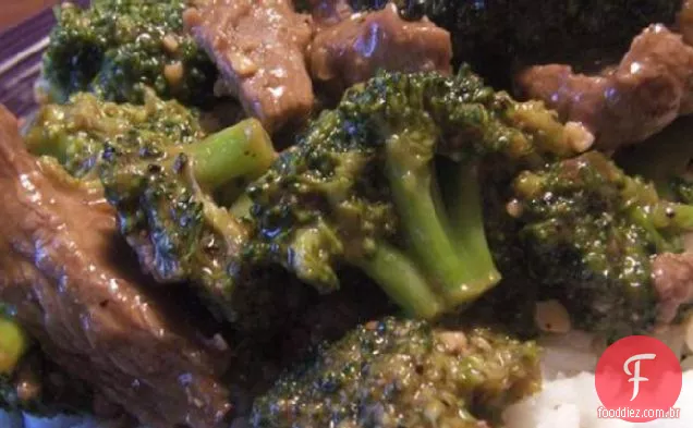 Mexa carne frita e brócolis em molho de ostra