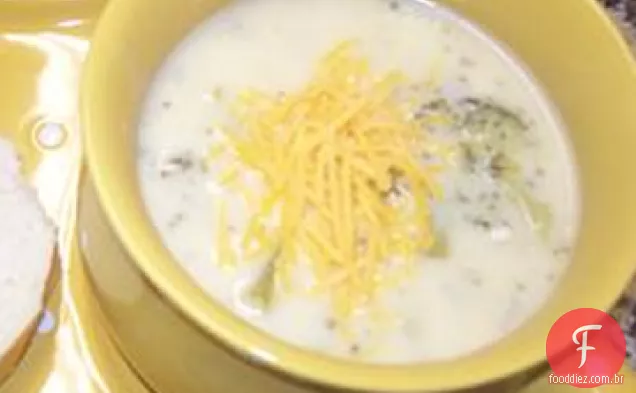 Sopa de frango com queijo e brócolis