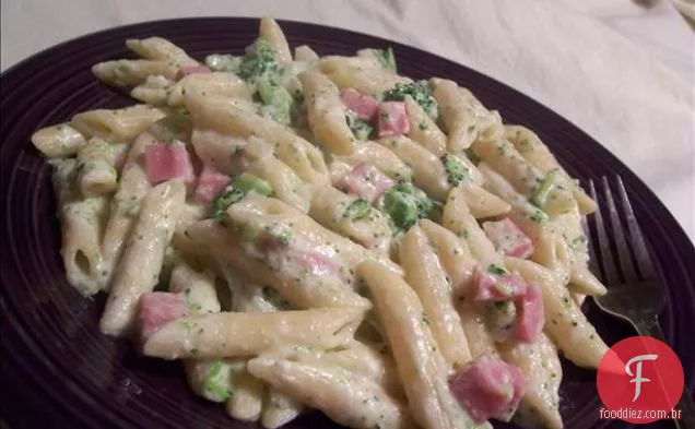 Presunto e Penne Alfredo com brócolis