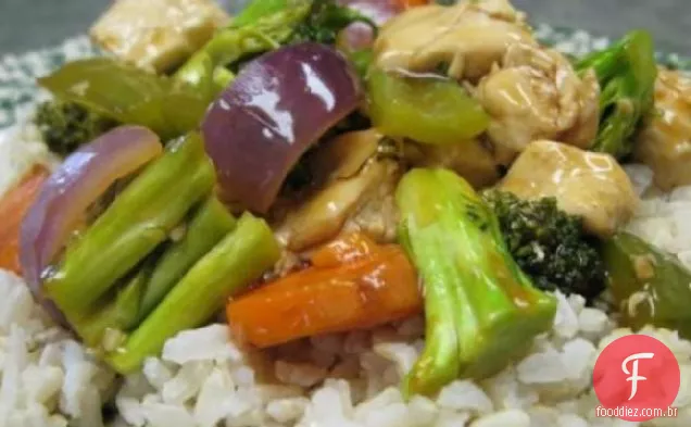 Frango com gengibre laranja e vegetais
