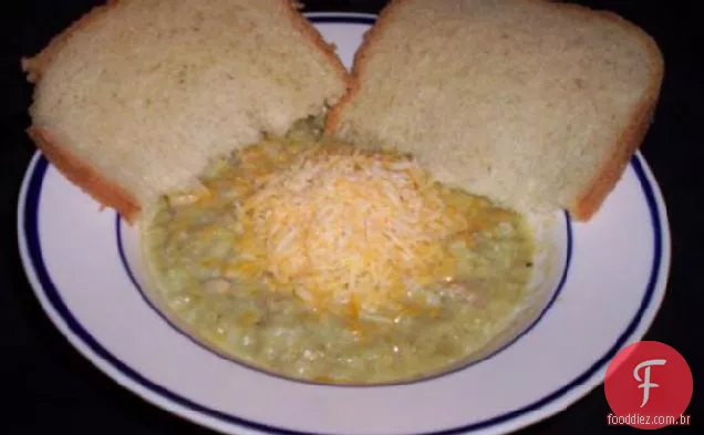 Sopa cremosa de brócolis e presunto com queijo