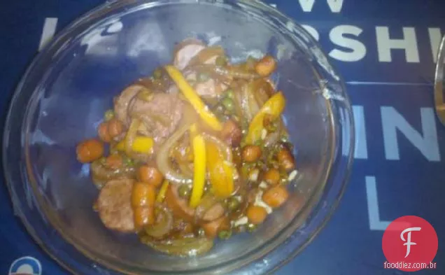 Salsicha e vegetais fritos