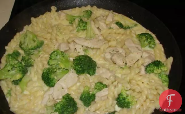 Frango, brócolis e massa Fusilli