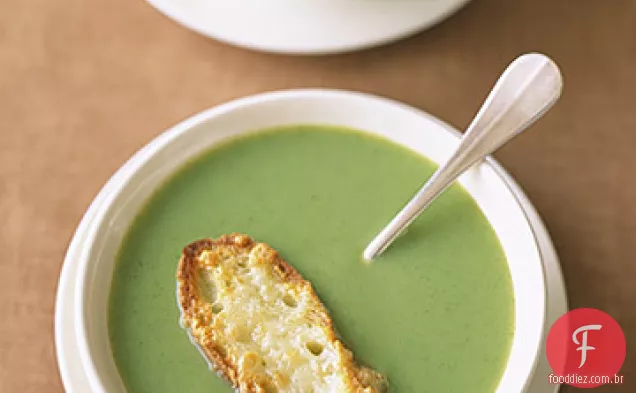 Sopa de brócolis com torradas de Cheddar