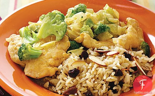 Caril cremoso de frango e brócolis