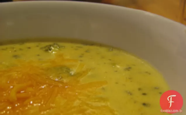 Sopa de brócolis com queijo Cheddar