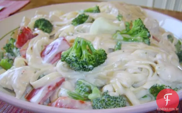 Alfredo Fettuccine com frango e brócolis