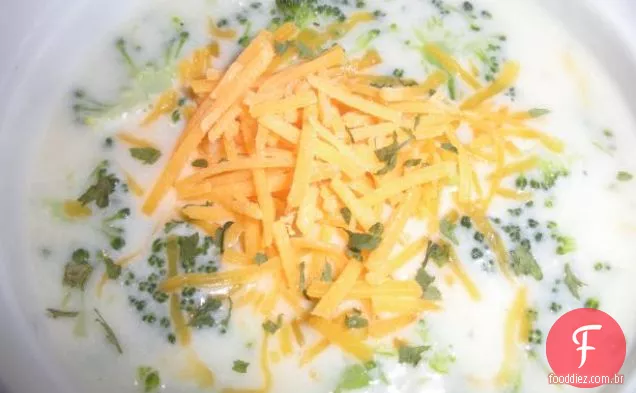 Salsicha, mussarela, Broccolini e Penne massas
