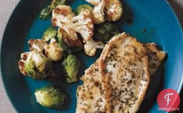 Costeletas De Frango Herbed Com Legumes De Inverno Assados