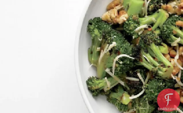 Brócolis com parmesão e nozes