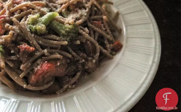 Carne e brócolis com cenoura e cebola frite