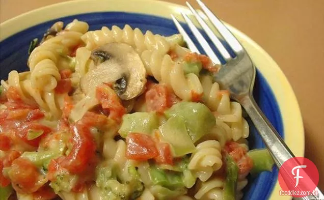 Massas, cogumelos e brócolis com molho de tomate cremoso