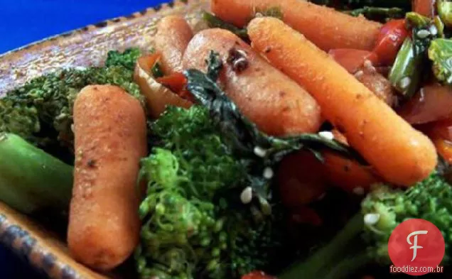 Cenouras de gengibre e brócolis com sementes de gergelim