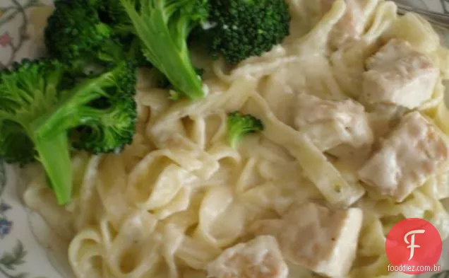 Penne com frango e brócolis em molho de Creme Gorgonzola