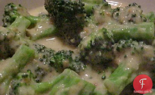 Salada de brócolis com molho de amendoim