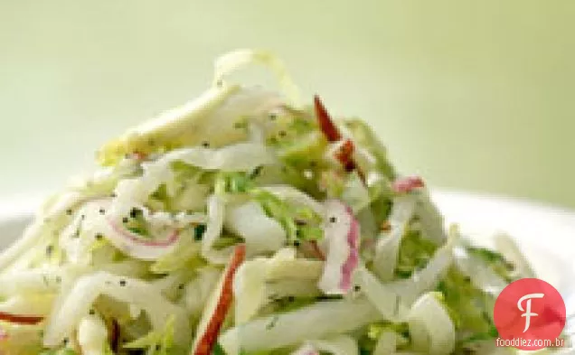 Verde-repolho e maçã vermelha Slaw com couve de Bruxelas
