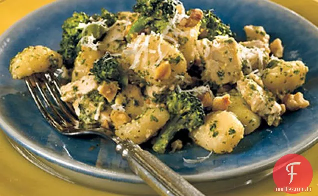 Frango, brócolis e nhoque com Pesto De Salsa