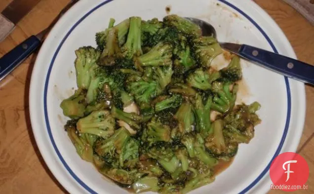 Salada de brócolis e Cheddar