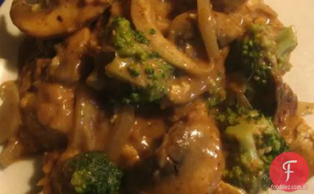 Tofu e brócolis com molho de amendoim