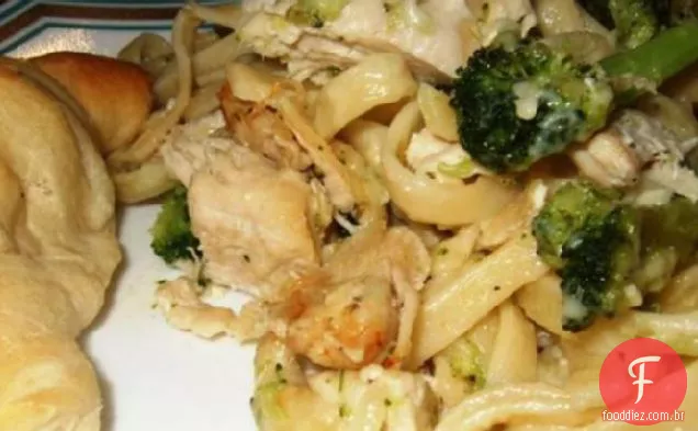 Frango e brócolis Fettuccini assar
