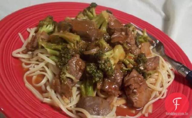 Linguine picante, carne e brócolis