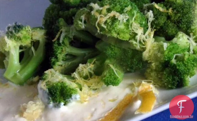 Brócolis com molho cremoso de limão