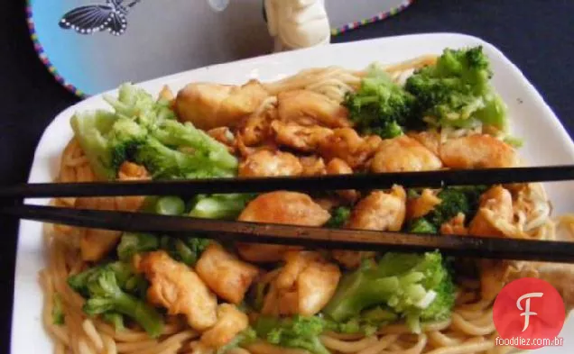 Macarrão asiático com frango e cebolinha