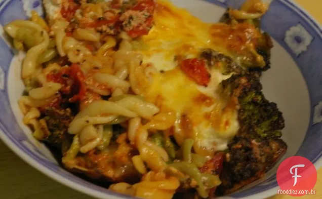Três brócolis de queijo e Penne assar