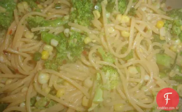 Macarrão Asiático Quente Com Brócolis