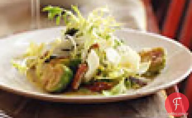 Salada Frisée e Endive com couves de Bruxelas quentes e nozes torradas