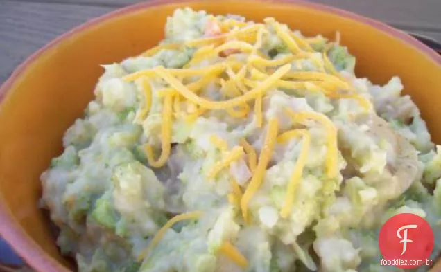 Batatas esmagadas e brócolis