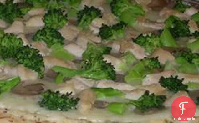 Pizza rápida e fácil de queijo ricota com cogumelos, brócolis e frango