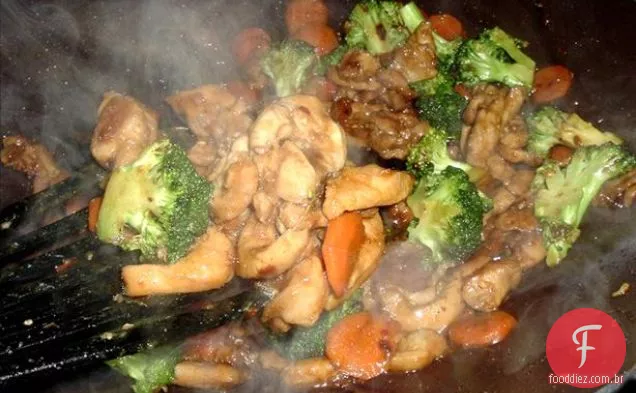 Carne e brócolis com macarrão Ramen