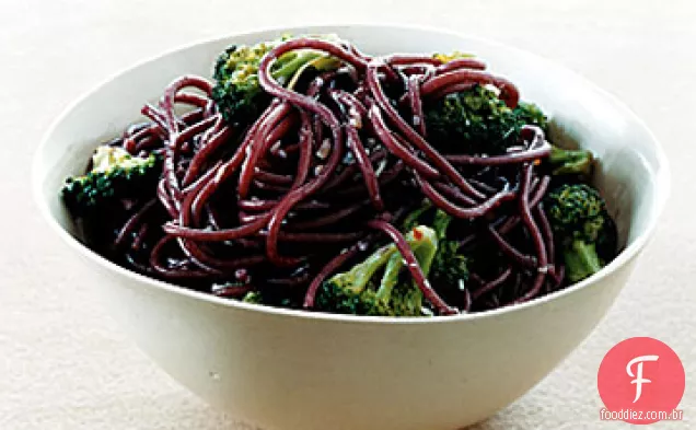 Espaguete de vinho tinto com brócolis