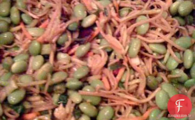 Salada de macarrão Soba com molho Edamame e Miso