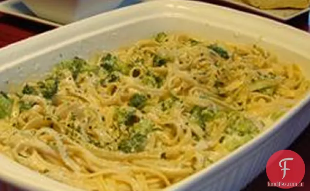 Ricota Fettuccine Alfredo com brócolis