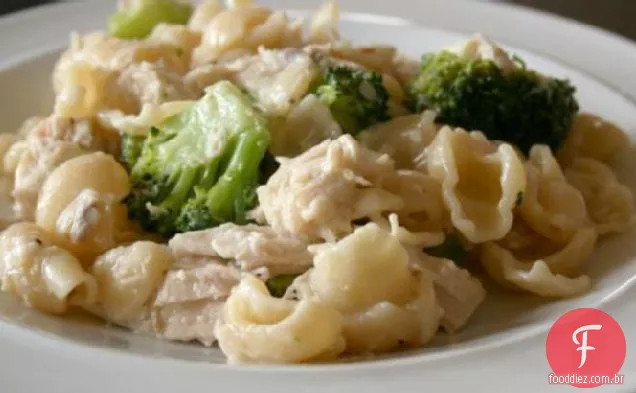 Frango frigideira, brócolis, Ziti e queijo Asiago