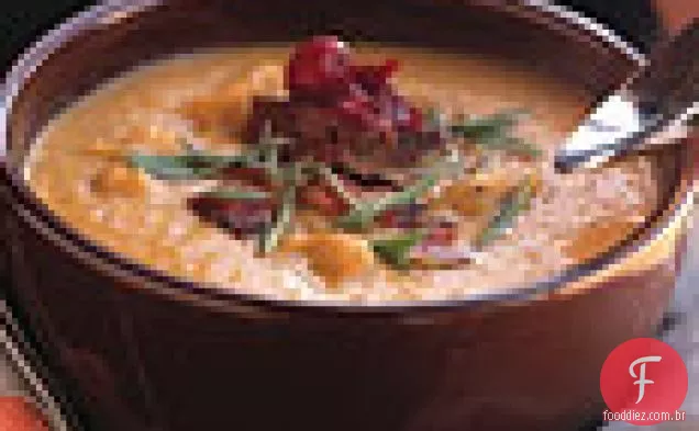 Peru defumado e sopa de Bacon com croutons de Pumpernickel e Cranberry