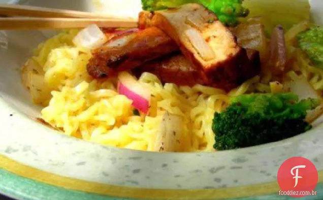 Macarrão com Tofu frito e brócolis