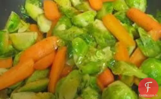 Cenouras E Couves De Bruxelas Envidraçadas Com Açúcar Mascavo E P