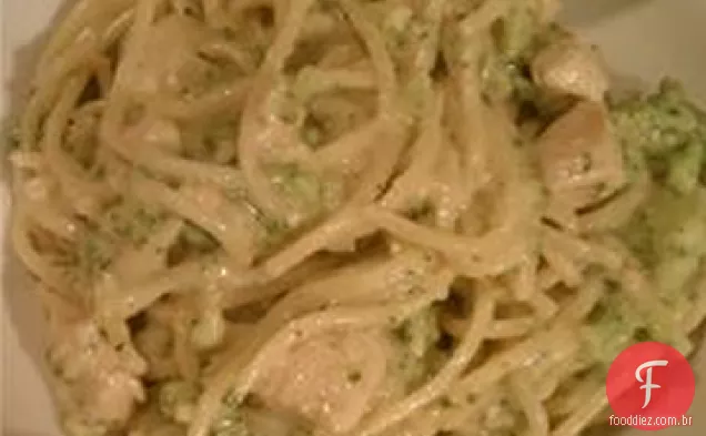 Frango cremoso com macarrão e brócolis