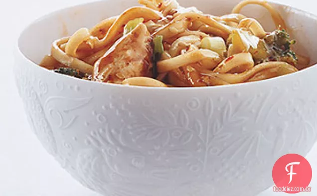 Macarrão asiático com frango e cebolinha