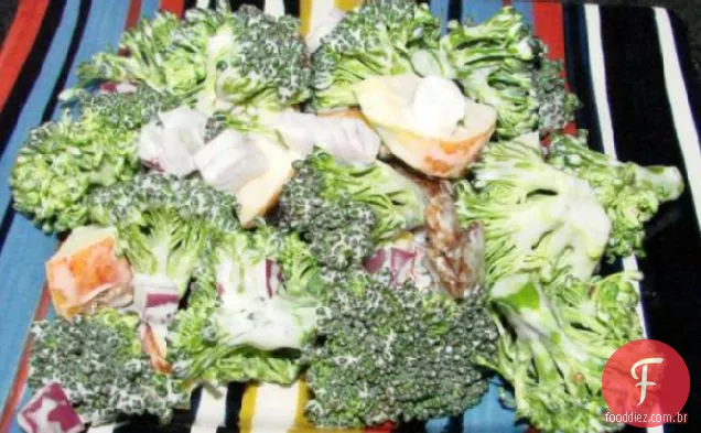 Brócolis fresco e salada de maçã