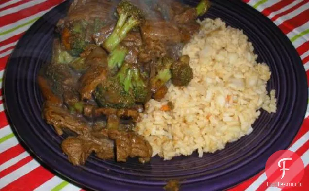 Carne e brócolis salteados