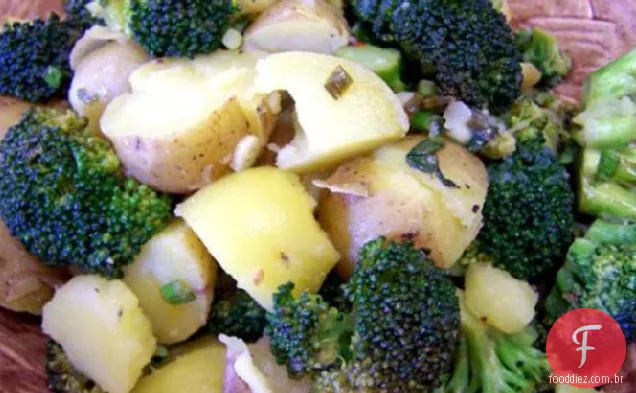 Salada de batata quente e brócolis